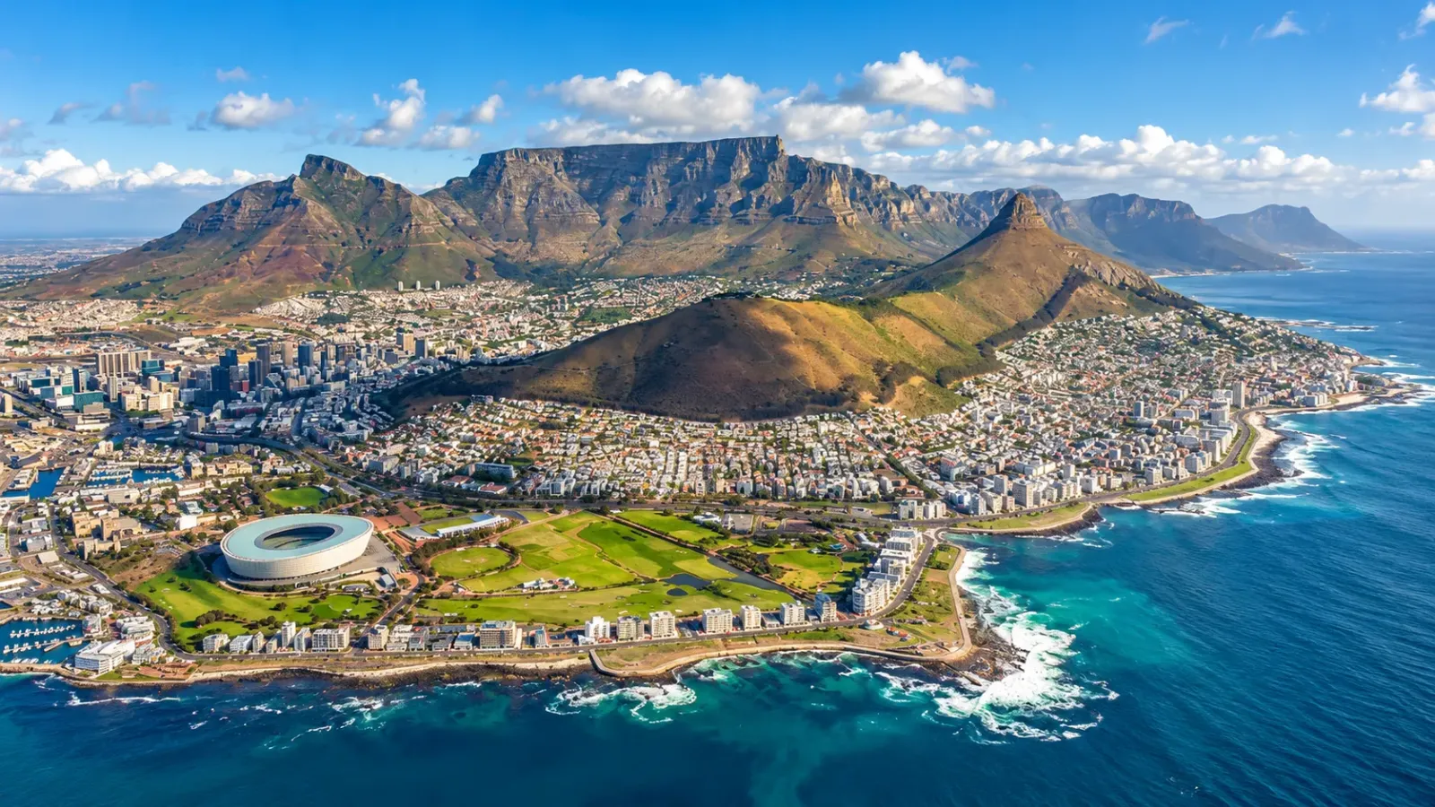 Núi Table Mountain nhìn từ thành phố Cape Town Nam Phi với cảnh quan núi và biển