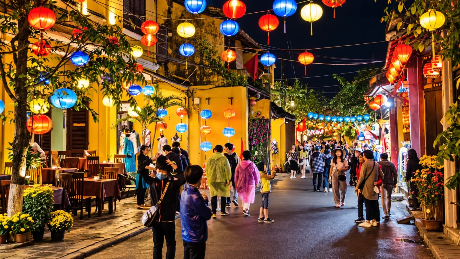 Phố cổ Hội An với những dãy nhà truyền thống và đèn lồng rực rỡ vào buổi tối