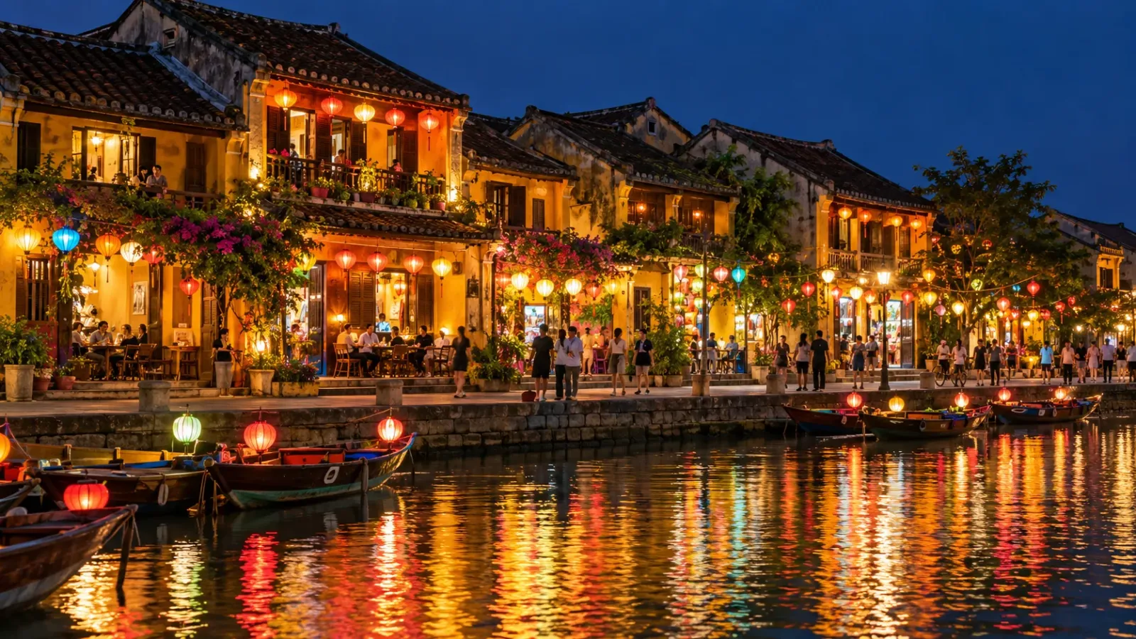 Phố cổ Hội An với những ngôi nhà mái ngói truyền thống và đèn lồng trang trí vào buổi tối