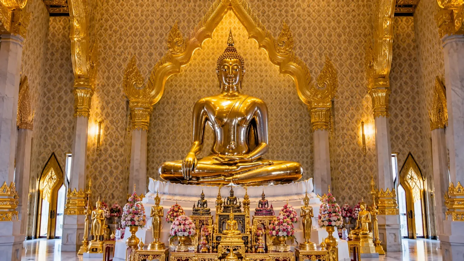 Pho tượng Phật Vàng trong không gian thờ tự tại chùa Wat Traimit ở Bangkok, Thái Lan.