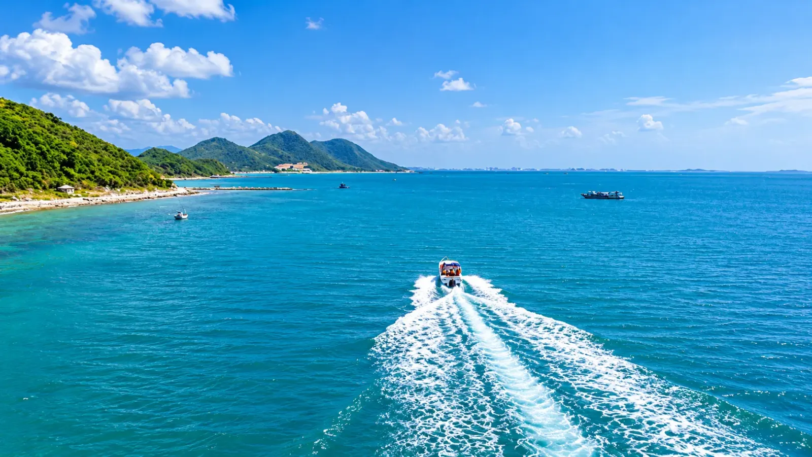 Phương tiện tàu đưa khách tham quan vùng biển Điệp Sơn Khánh Hòa