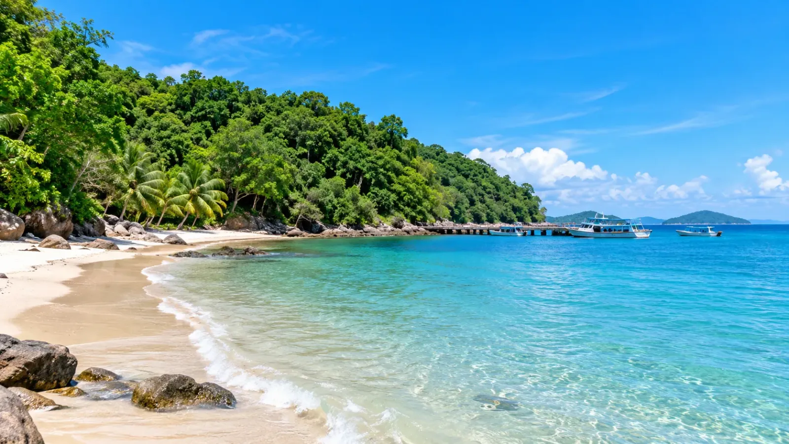 Bãi biển trên quần đảo Hải Tặc