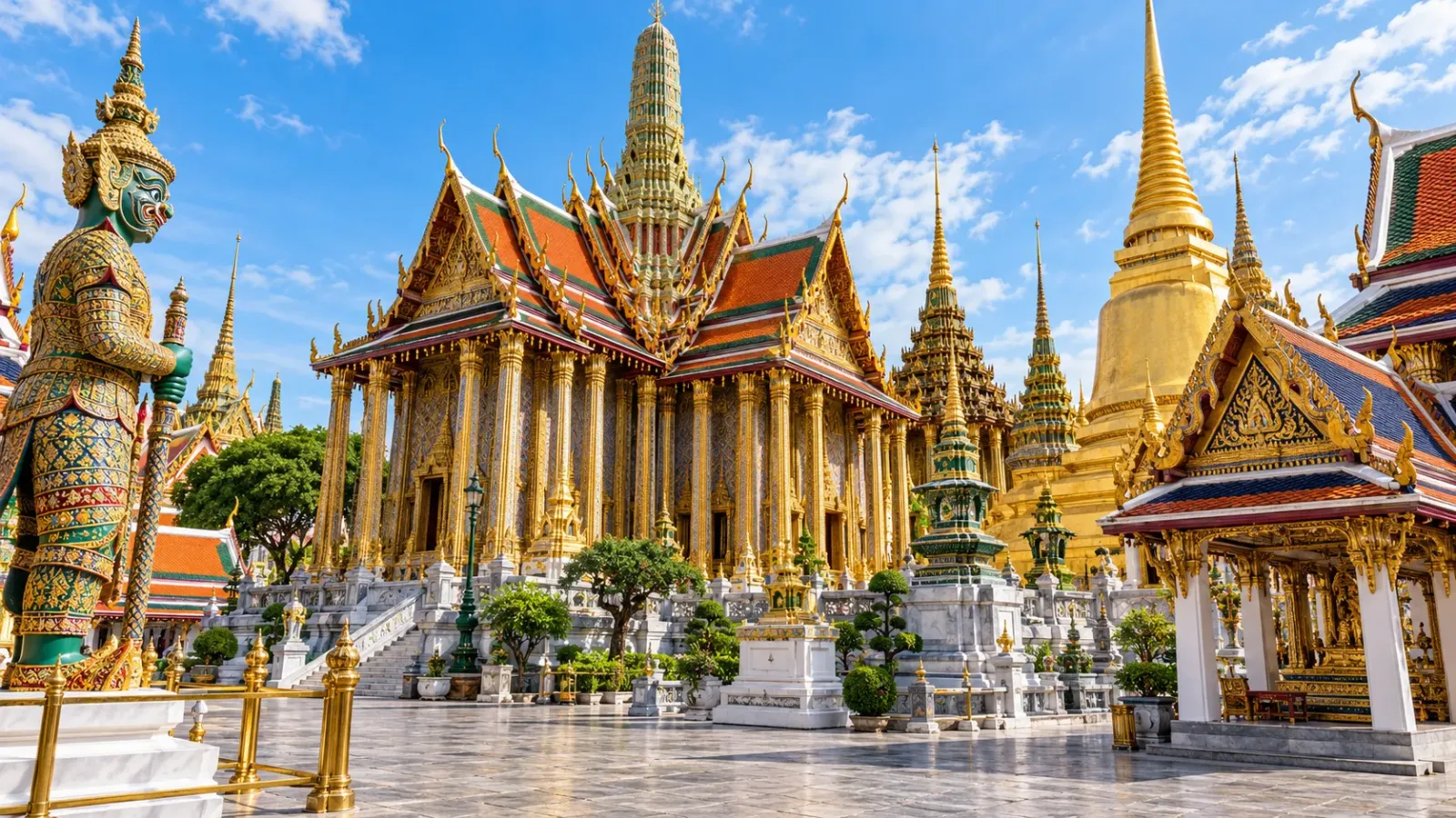 Quần thể chùa Wat Phra Kaew tại Bangkok với các mái điện nhiều tầng và công trình trang trí theo kiến trúc hoàng gia Thái Lan.
