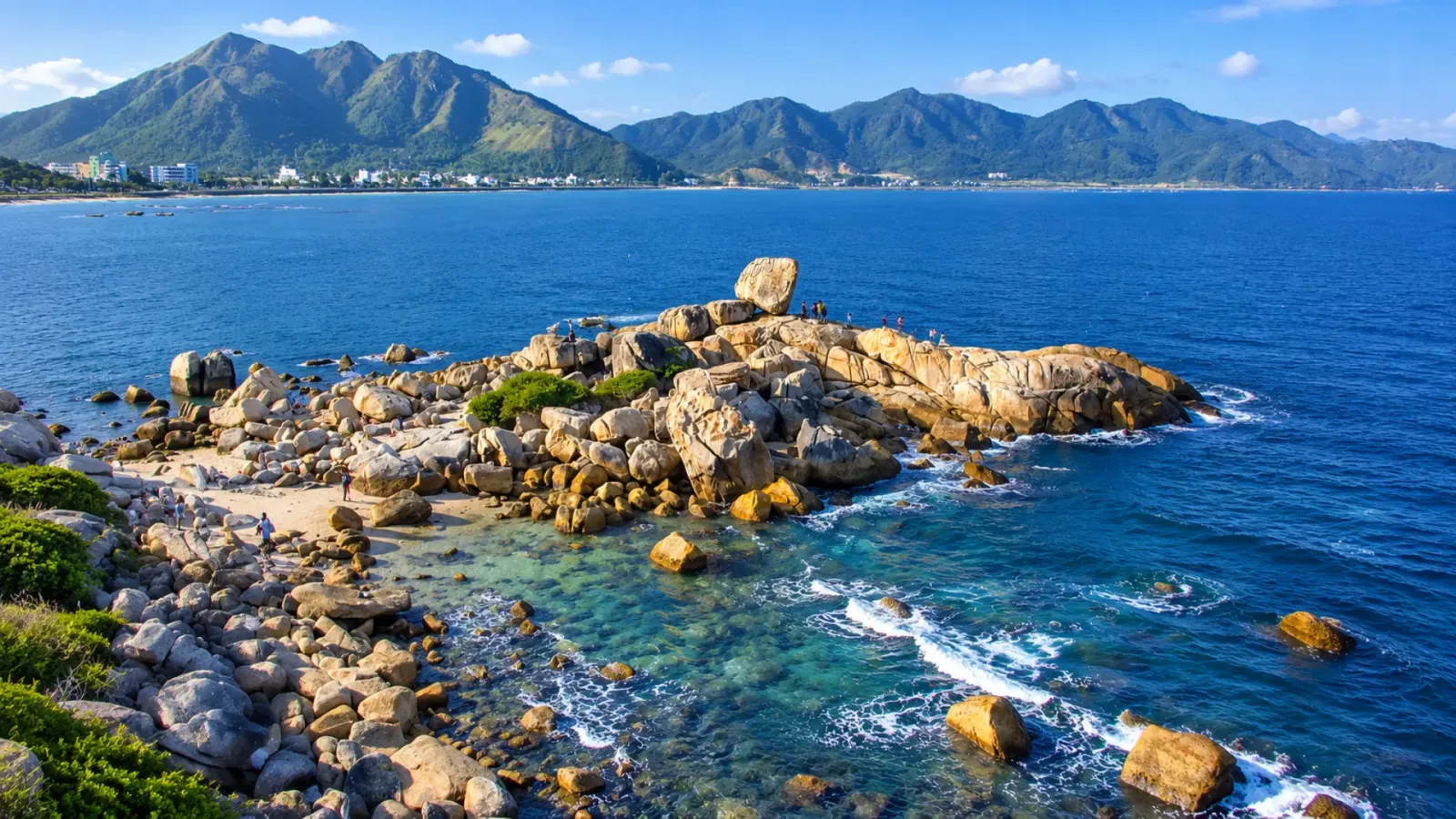 Quần thể đá Hòn Chồng bên biển Nha Trang với các khối đá xếp chồng tự nhiên