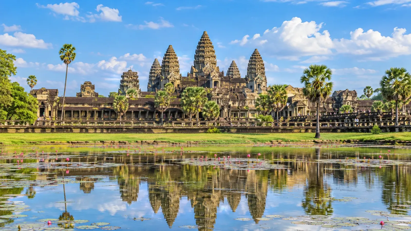 Quần thể đền Angkor Wat tại Siem Reap Campuchia trong ánh sáng ban ngày