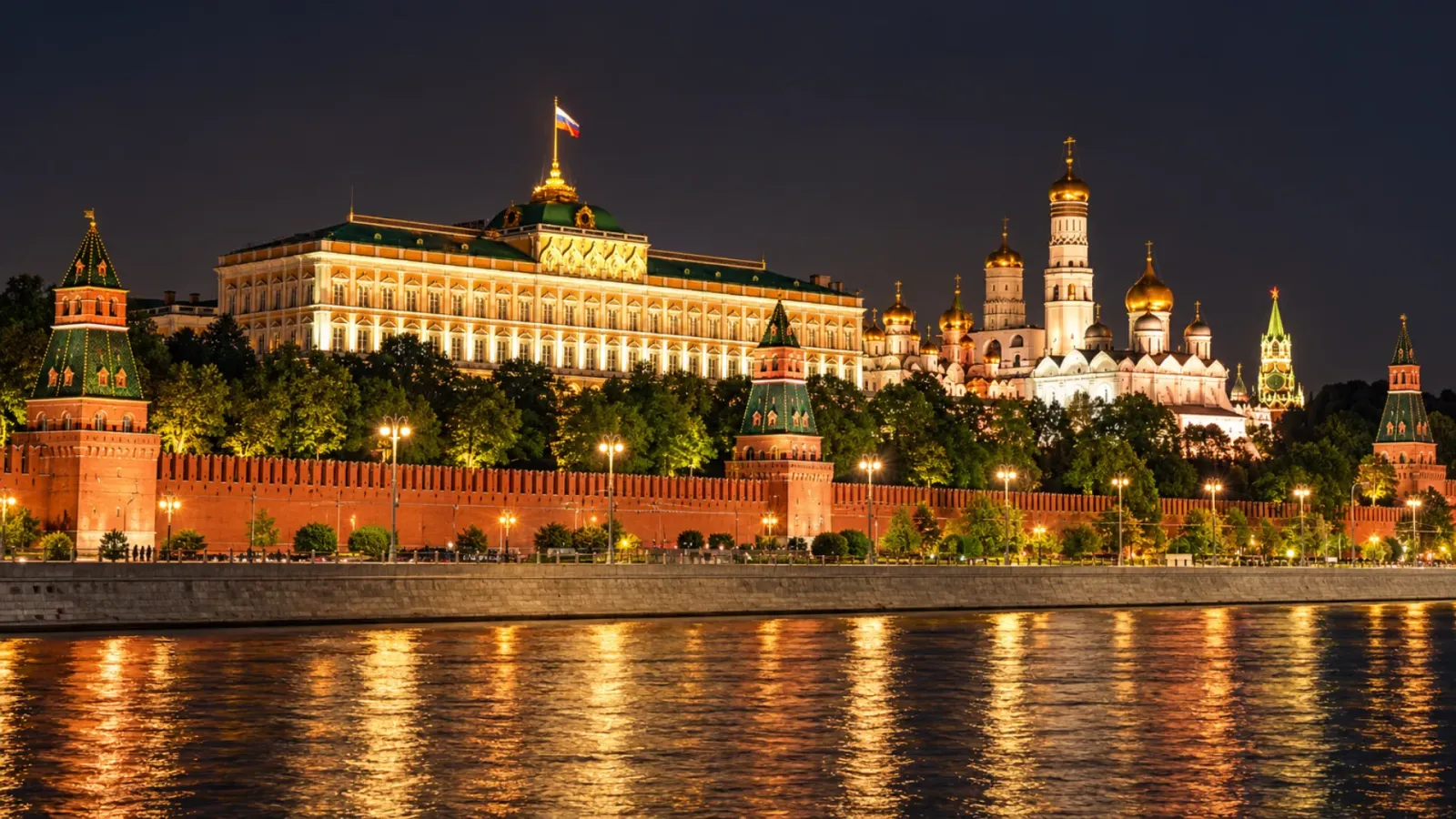Quần thể Điện Kremlin Moscow với tường thành và các công trình kiến trúc lịch sử