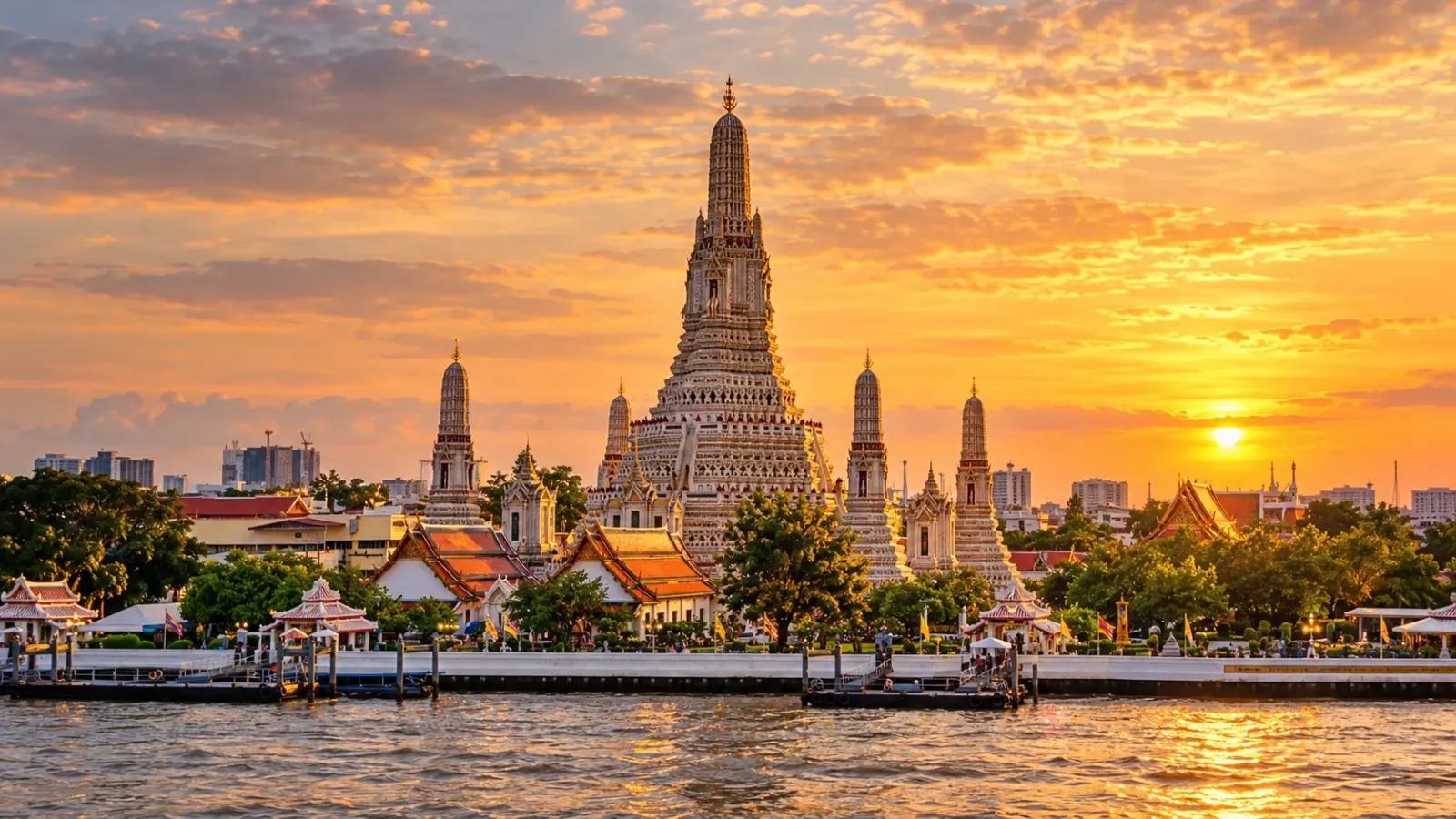 Quần thể kiến trúc Hoàng cung và các ngôi chùa tại Bangkok Thái Lan lúc hoàng hôn