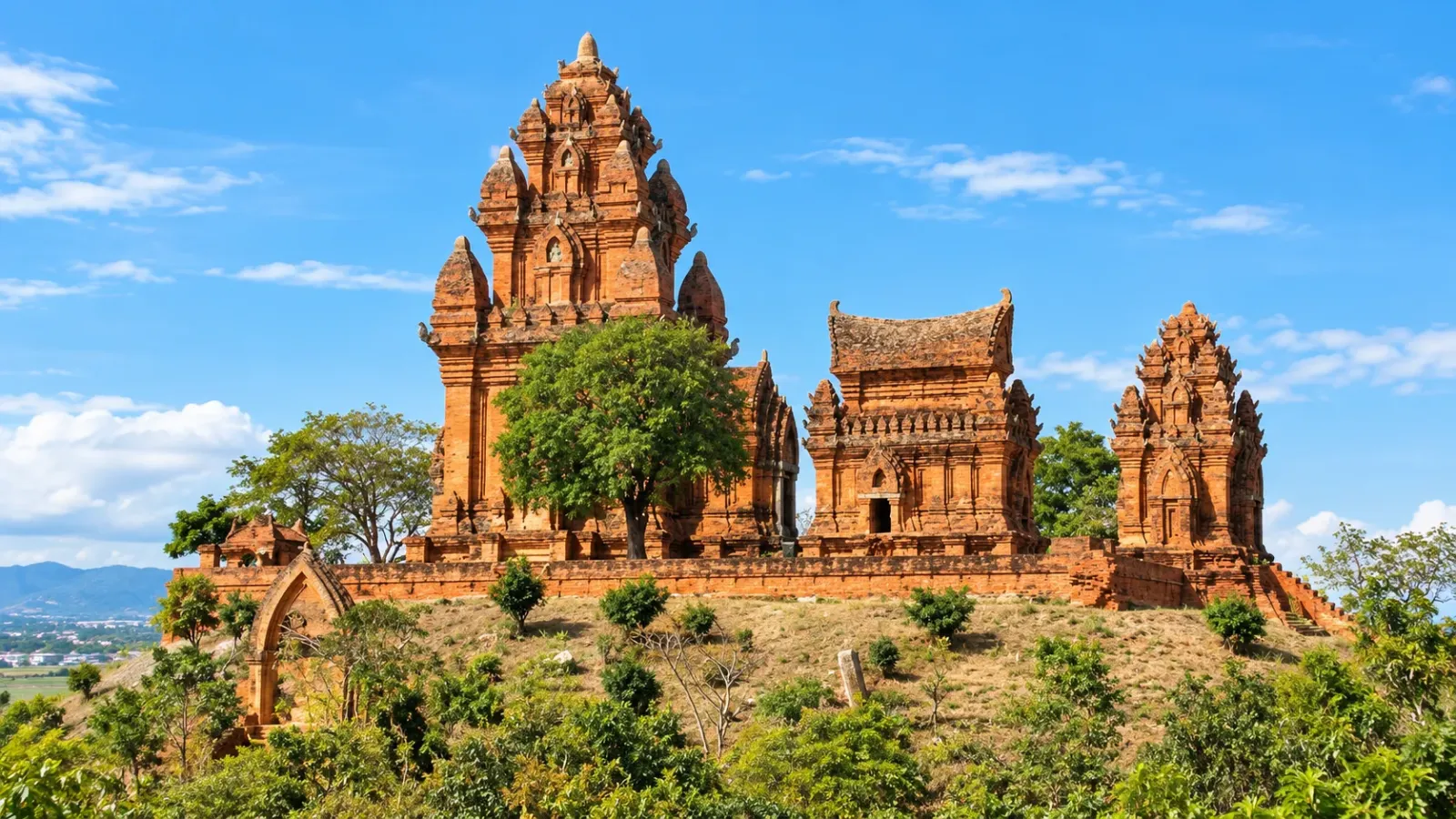 Quần thể tháp Chăm Pô Klong Garai trên đồi Trầu tại phường Đô Vinh Khánh Hòa