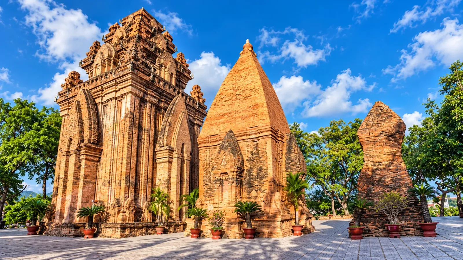 Quần thể tháp gạch Chăm cổ tại di tích Tháp Bà Ponagar ở Nha Trang