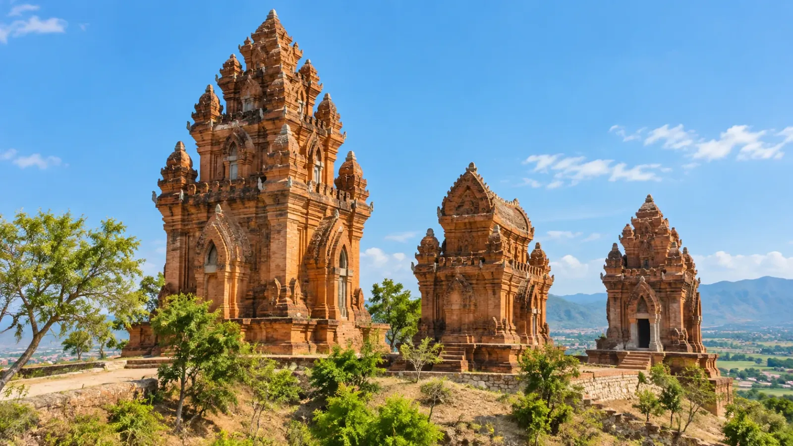 Quần thể tháp Pô Klong Garai với các công trình gạch đỏ và hoa văn kiến trúc Chăm tại Đô Vinh