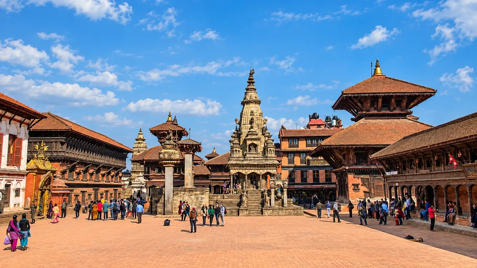 Quảng trường Bhaktapur Durbar Square với các công trình kiến trúc cổ bằng gạch và gỗ tại Nepal