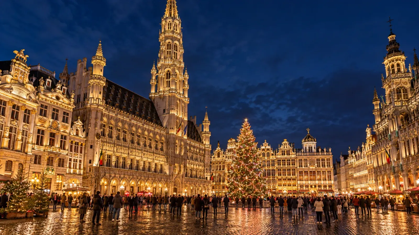 Quảng trường Grand-Place ở Brussels vào buổi tối mùa Giáng sinh với những công trình lịch sử được chiếu sáng và trang trí lễ hội.