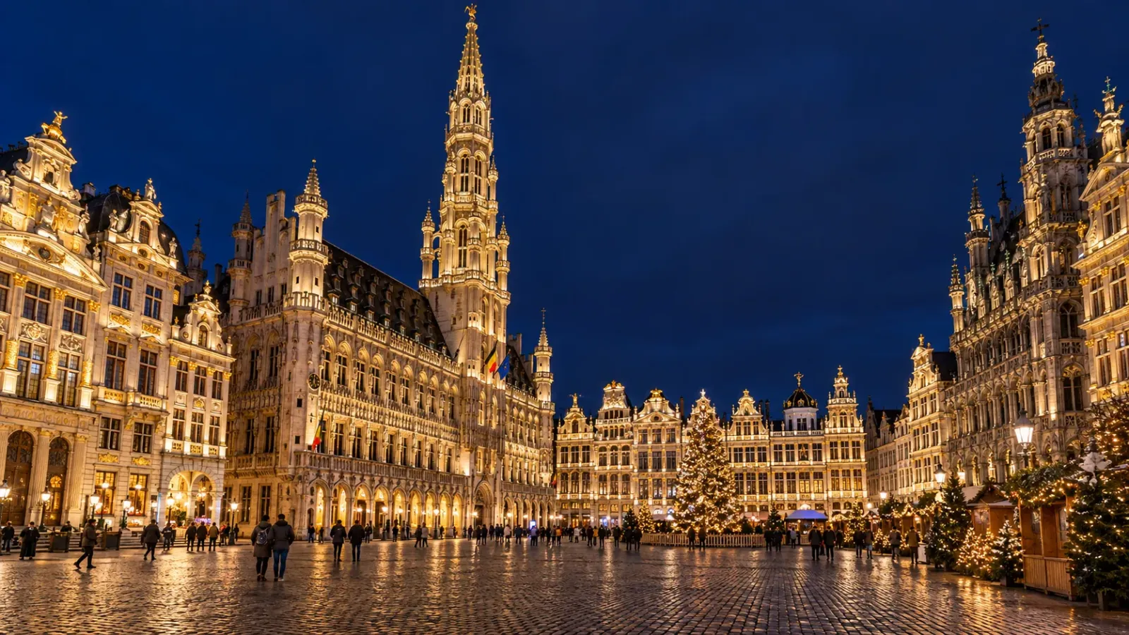 Quảng trường Grand-Place ở Brussels với tòa thị chính và những dãy nhà lịch sử được chiếu sáng vào buổi tối.
