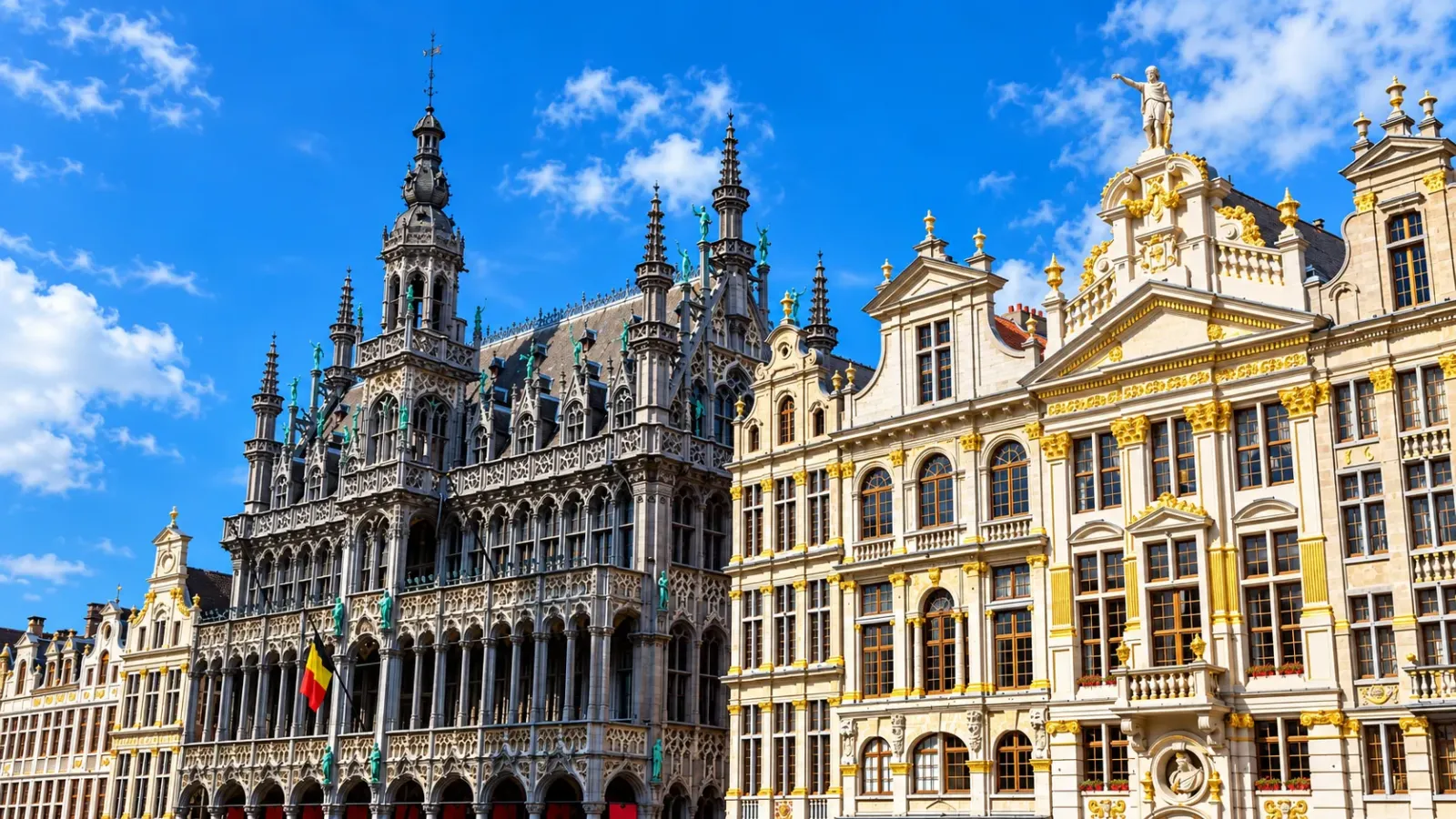 Quảng trường Grand-Place tại Brussels với Tòa thị chính Gothic và những ngôi nhà phường hội