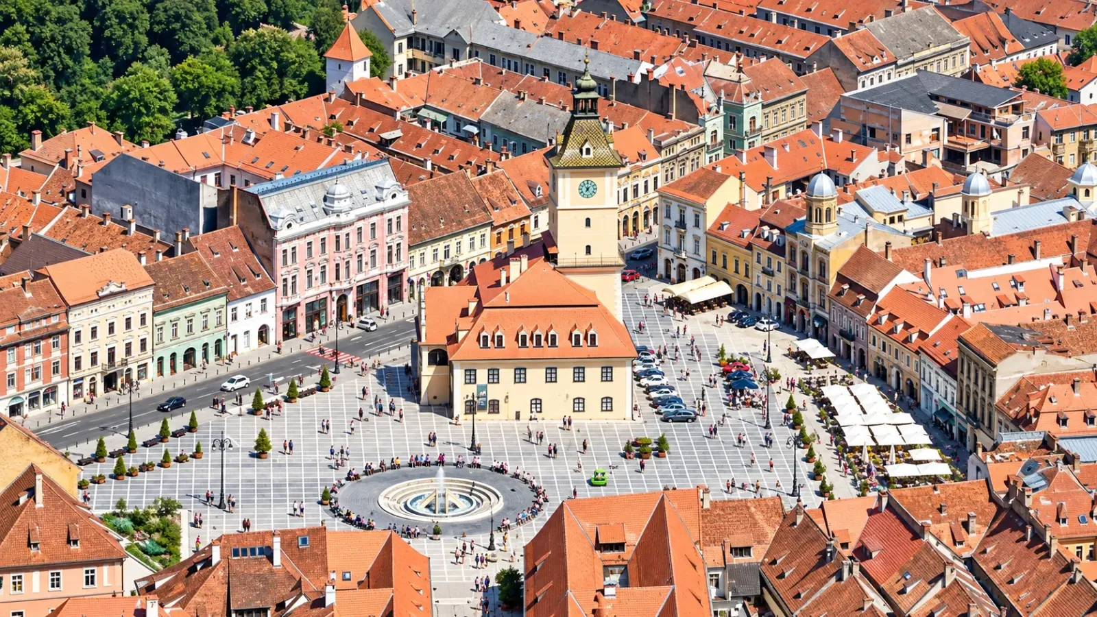 Quảng trường Hội đồng Piața Sfatului tại trung tâm lịch sử Brasov, Romania.