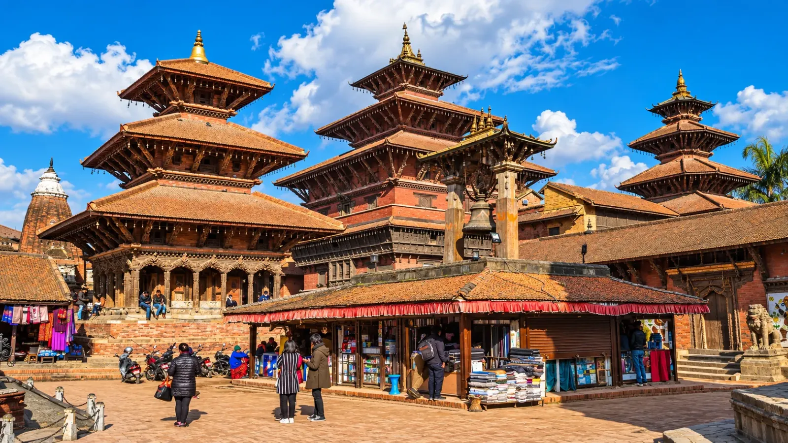 Quảng trường Patan Durbar Square với những ngôi đền mái tầng và du khách tham quan