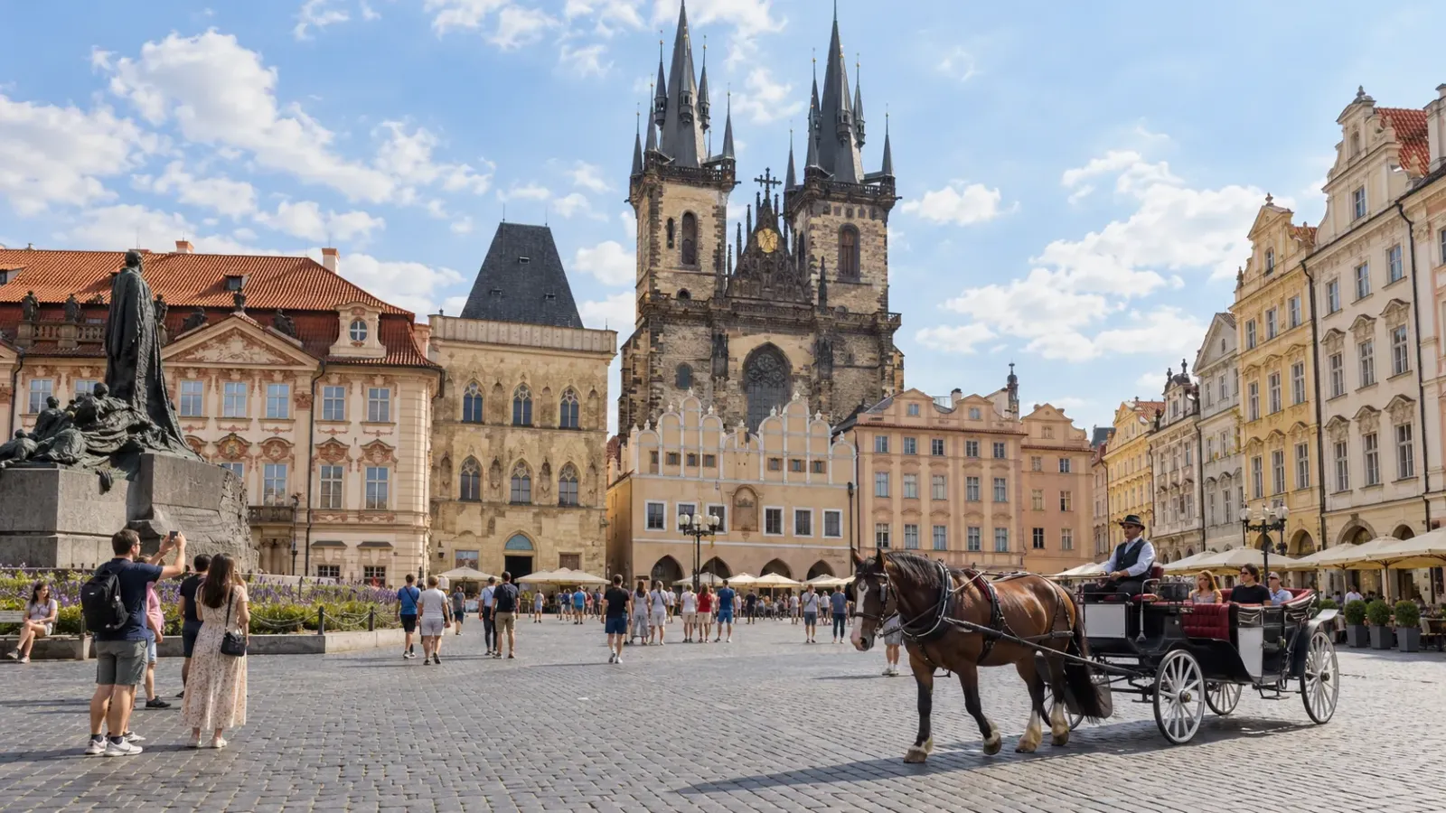 Quảng trường Phố cổ Praha, Cộng hòa Séc với nhà thờ Đức Mẹ trước Týn, những dãy nhà nhiều màu và xe ngựa trên quảng trường