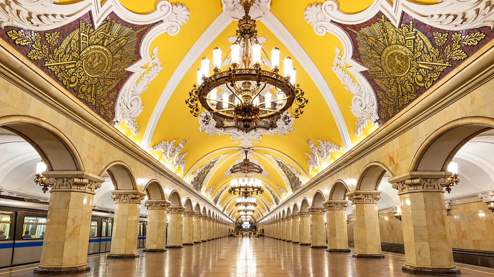 Sảnh ga Komsomolskaya tuyến vòng Metro Moscow với mái vòm vàng và những đèn chùm trang trí lớn