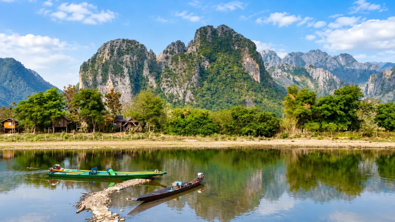 Sông Nam Song uốn qua cảnh quan núi đá vôi và cây xanh tại Vang Vieng Lào
