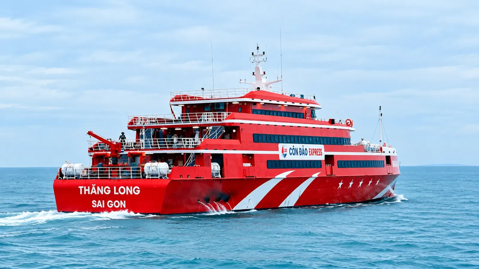 Tàu cao tốc Thăng Long của Phú Quốc Express tại khu vực bến cảng phục vụ tuyến Vũng Tàu đi Côn Đảo