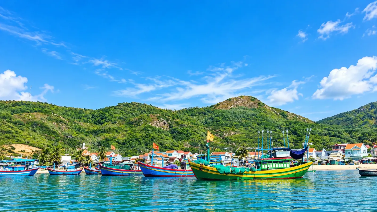 Tàu thuyền tại làng chài Nhơn Hải, điểm xuất phát để tham quan đảo Hòn Khô