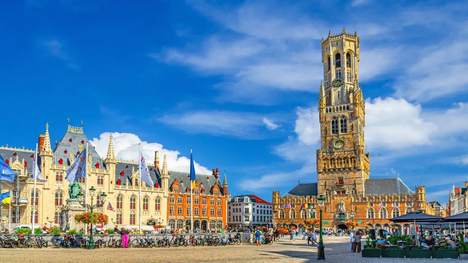 Tháp chuông Belfry nổi bật giữa quảng trường Markt tại Bruges, Bỉ