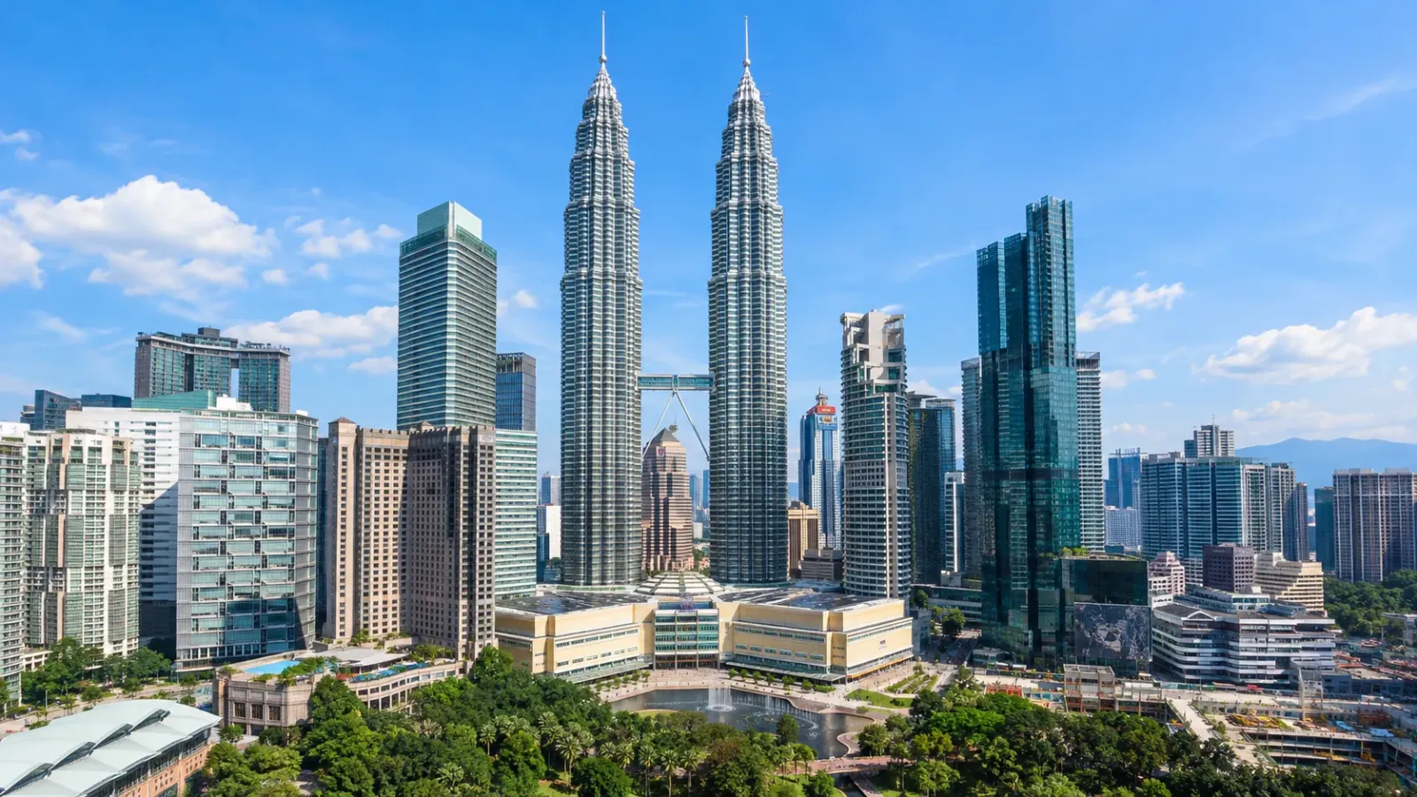 Tháp đôi Petronas nổi bật giữa khu trung tâm Kuala Lumpur Malaysia
