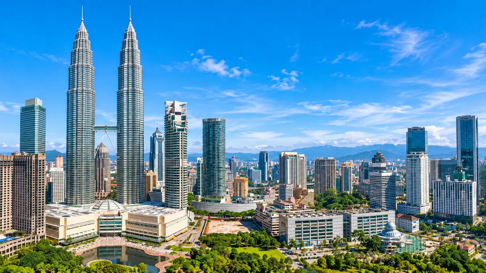 Tháp đôi Petronas nổi bật giữa những tòa nhà cao tầng tại Kuala Lumpur, Malaysia