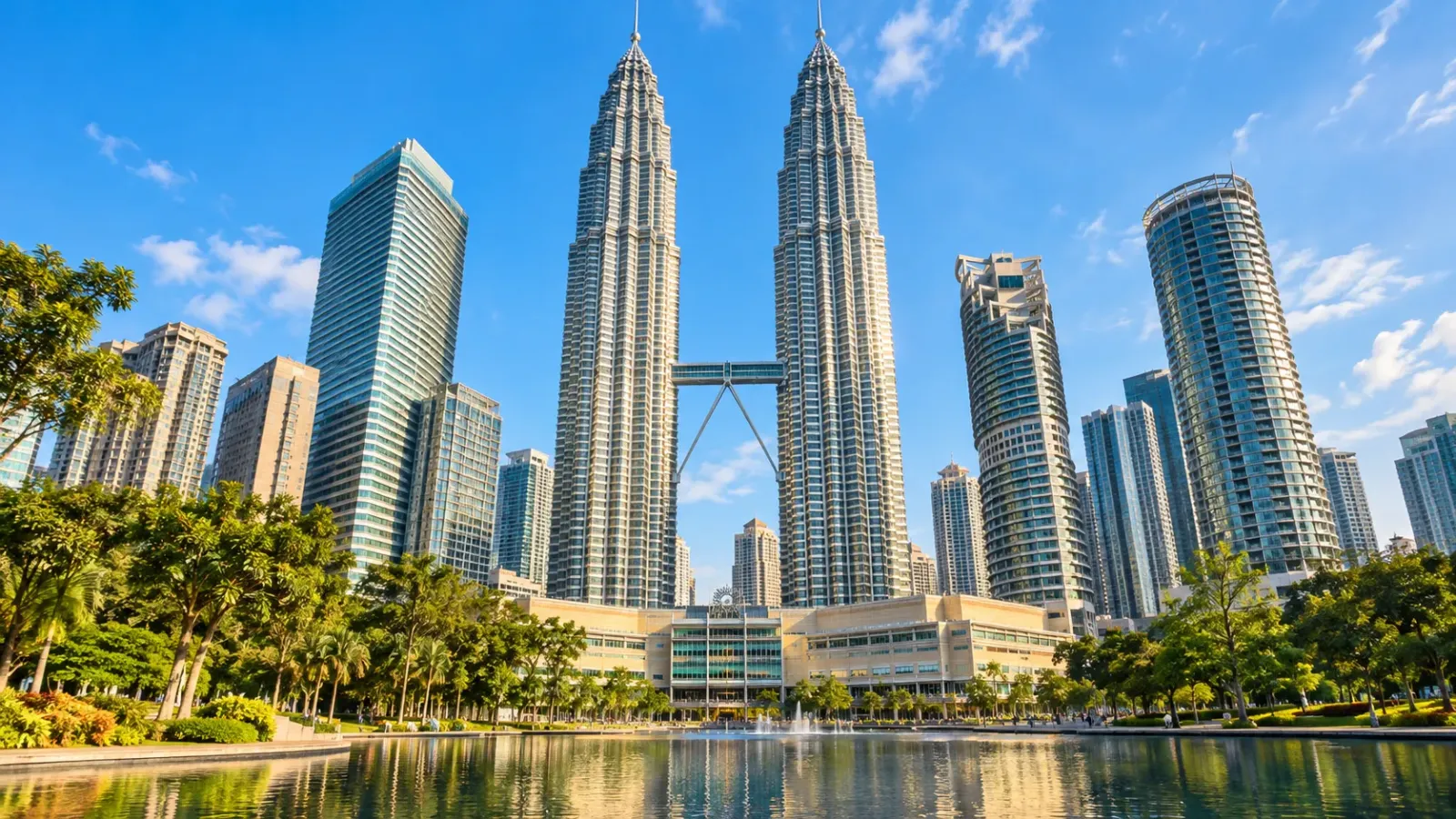 Tháp đôi Petronas tại Kuala Lumpur với kiến trúc hai tòa tháp cao tầng nối bằng cầu trên không