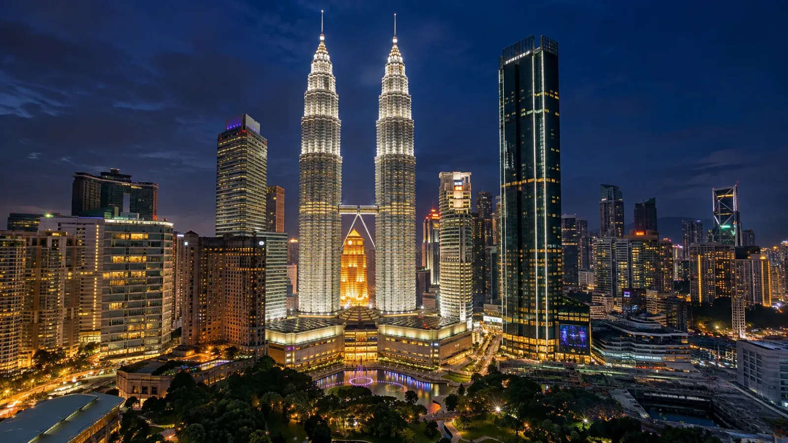 Tháp đôi Petronas và các tòa nhà trung tâm Kuala Lumpur được chiếu sáng vào buổi tối.