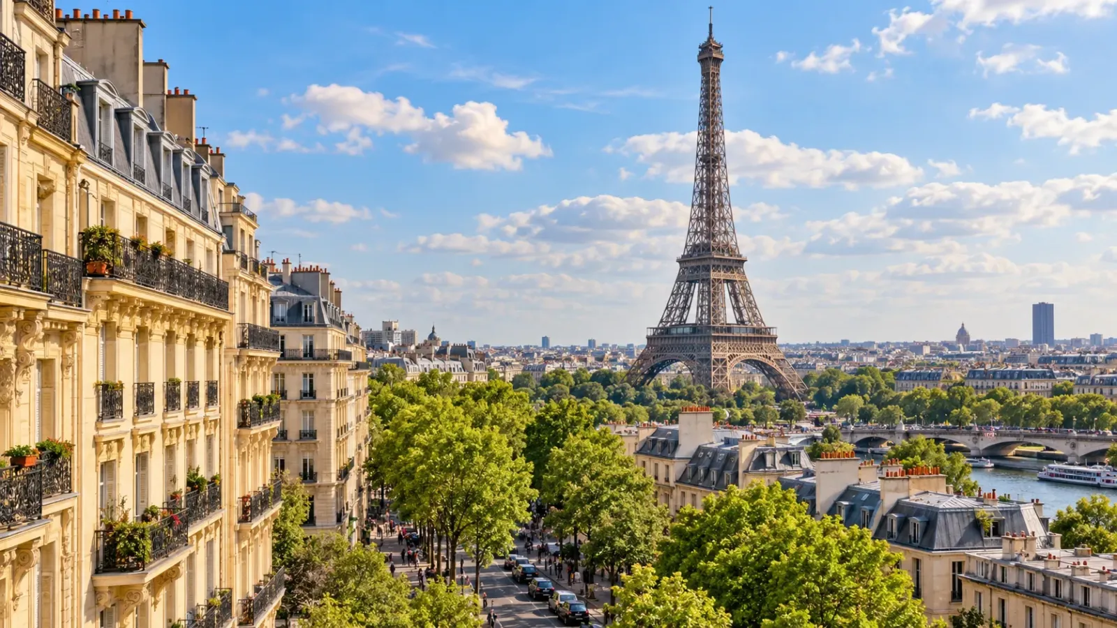 Tháp Eiffel nổi bật giữa cảnh quan đô thị Paris, Pháp.