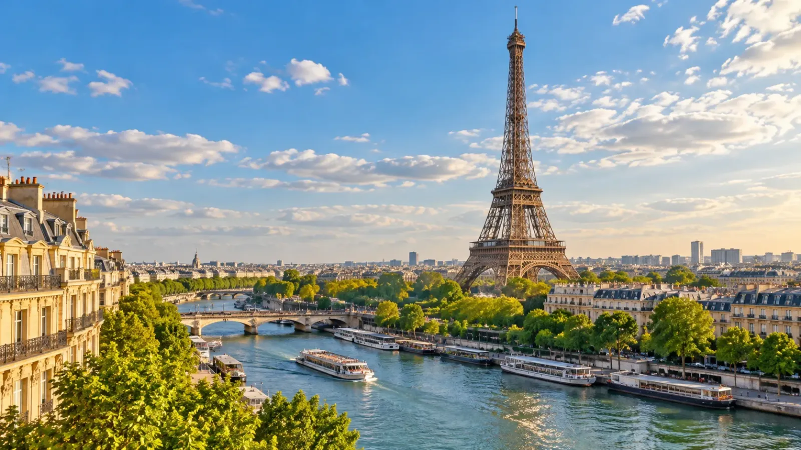 Tháp Eiffel nổi bật giữa khung cảnh thành phố Paris, Pháp với sông Seine và các công trình kiến trúc xung quanh