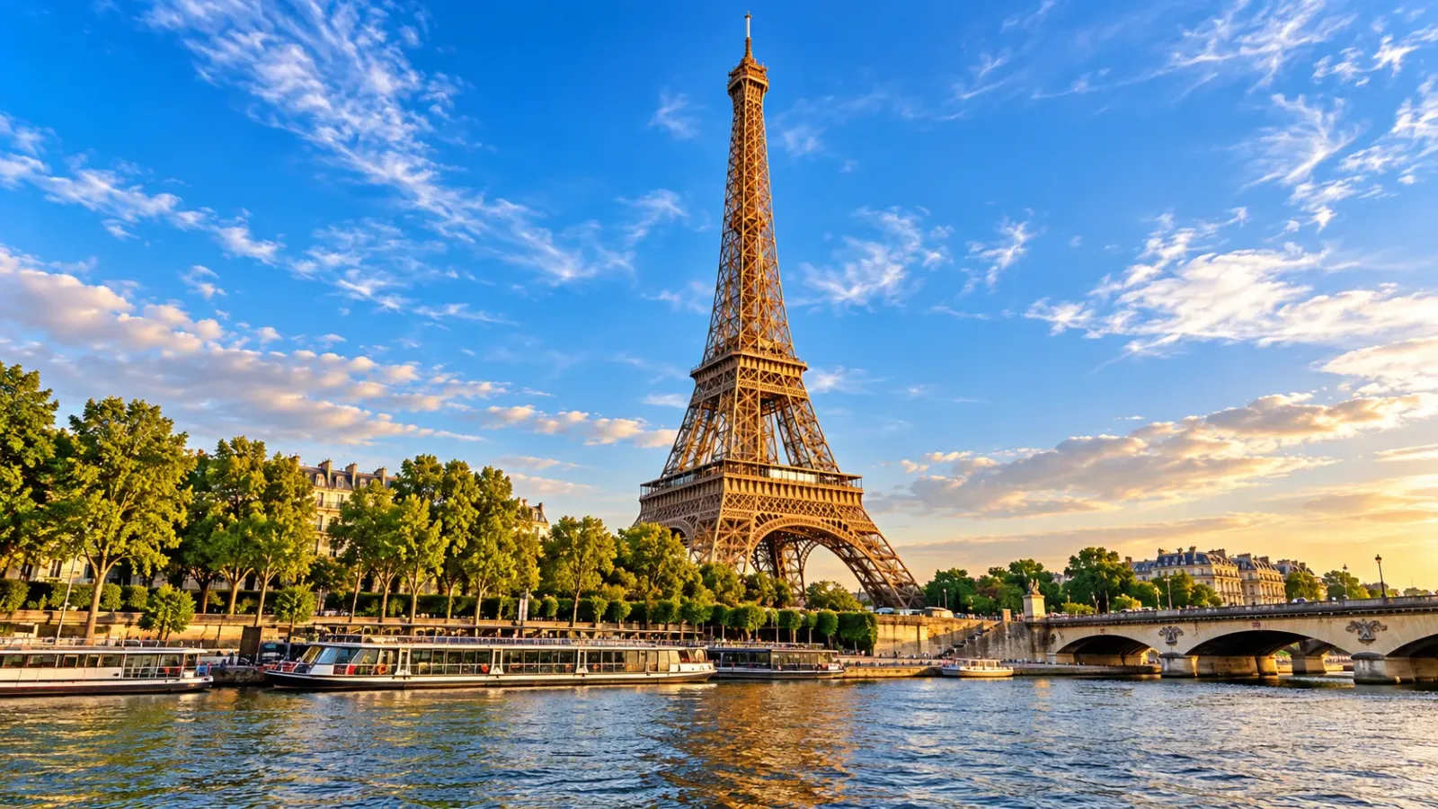 Tháp Eiffel tại Paris, công trình kiến trúc biểu tượng của nước Pháp