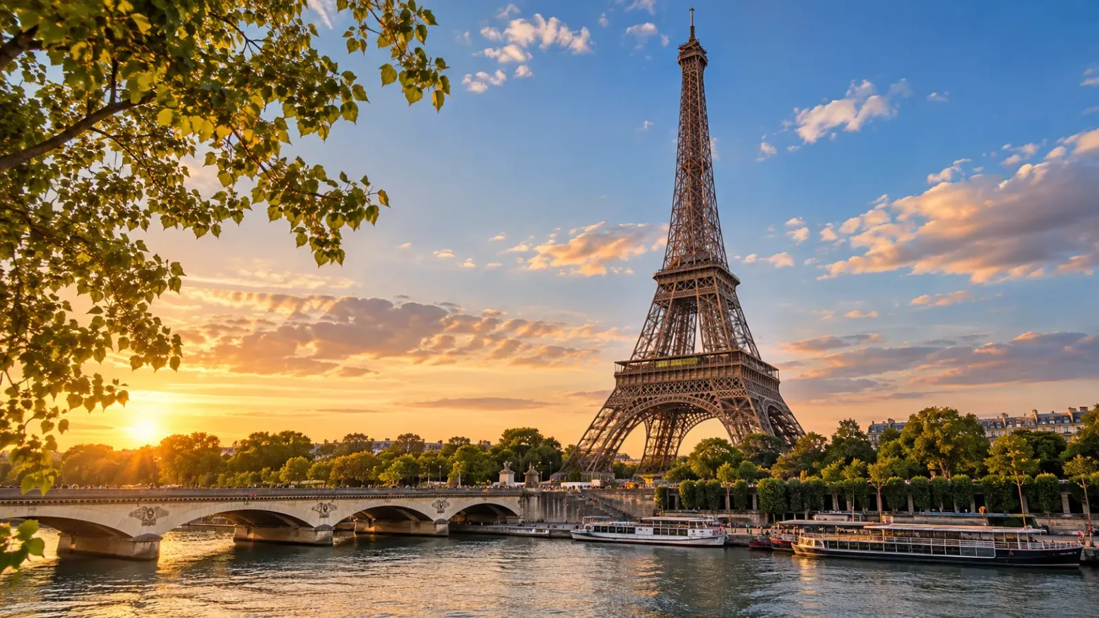 Tháp Eiffel tại Paris, Pháp.