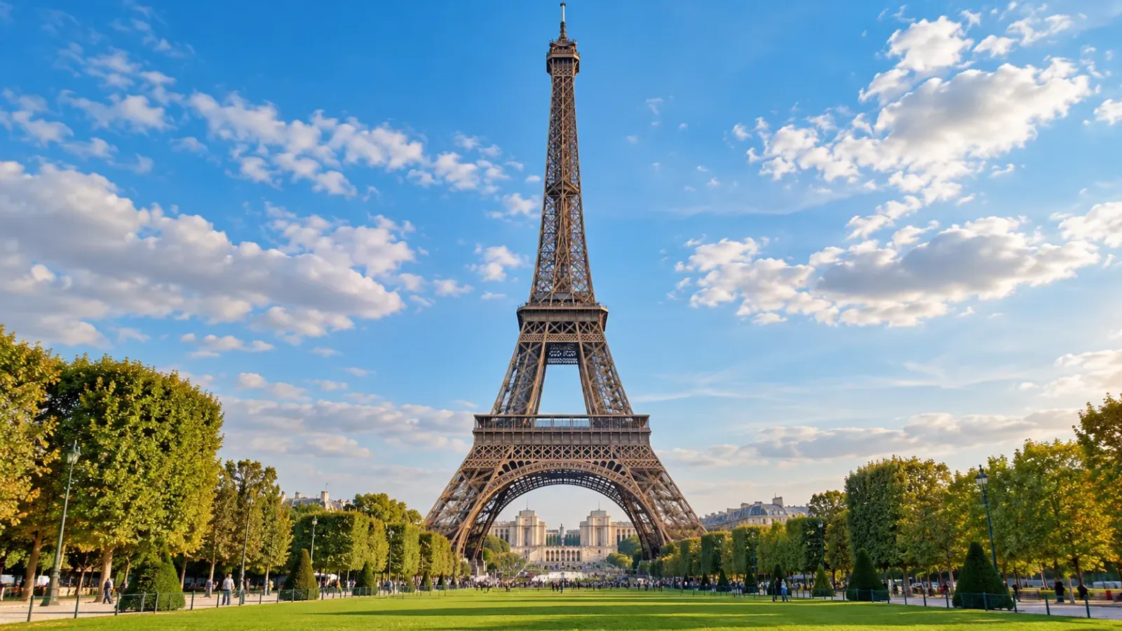 Tháp Eiffel tại thủ đô Paris, điểm tham quan biểu tượng của nước Pháp