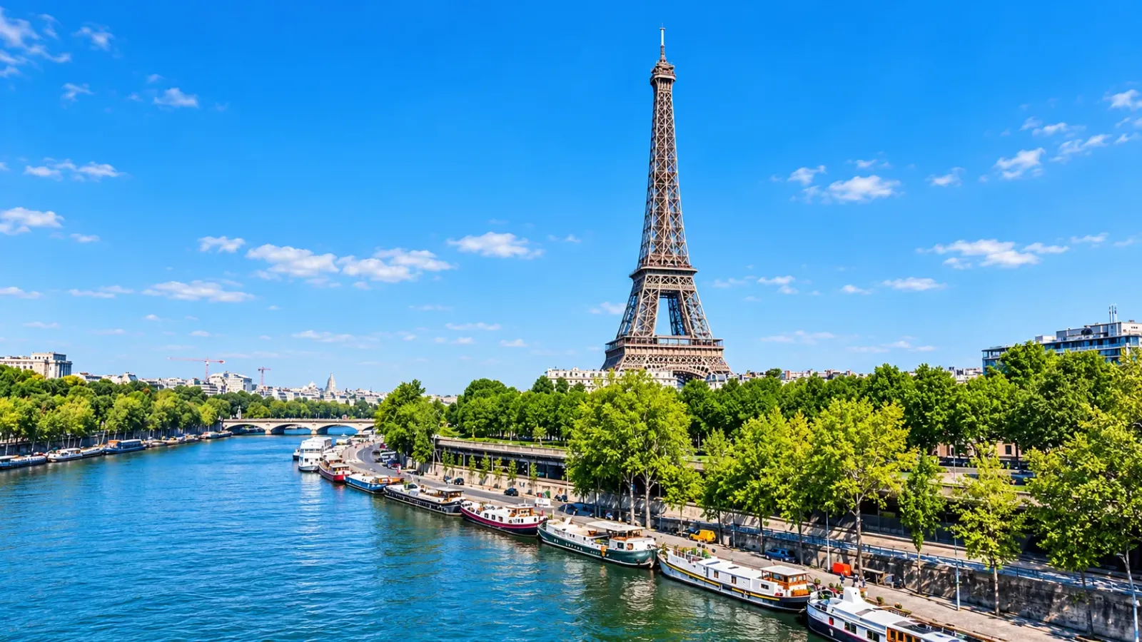 Tháp Eiffel và cảnh quan thành phố Paris bên dòng sông Seine