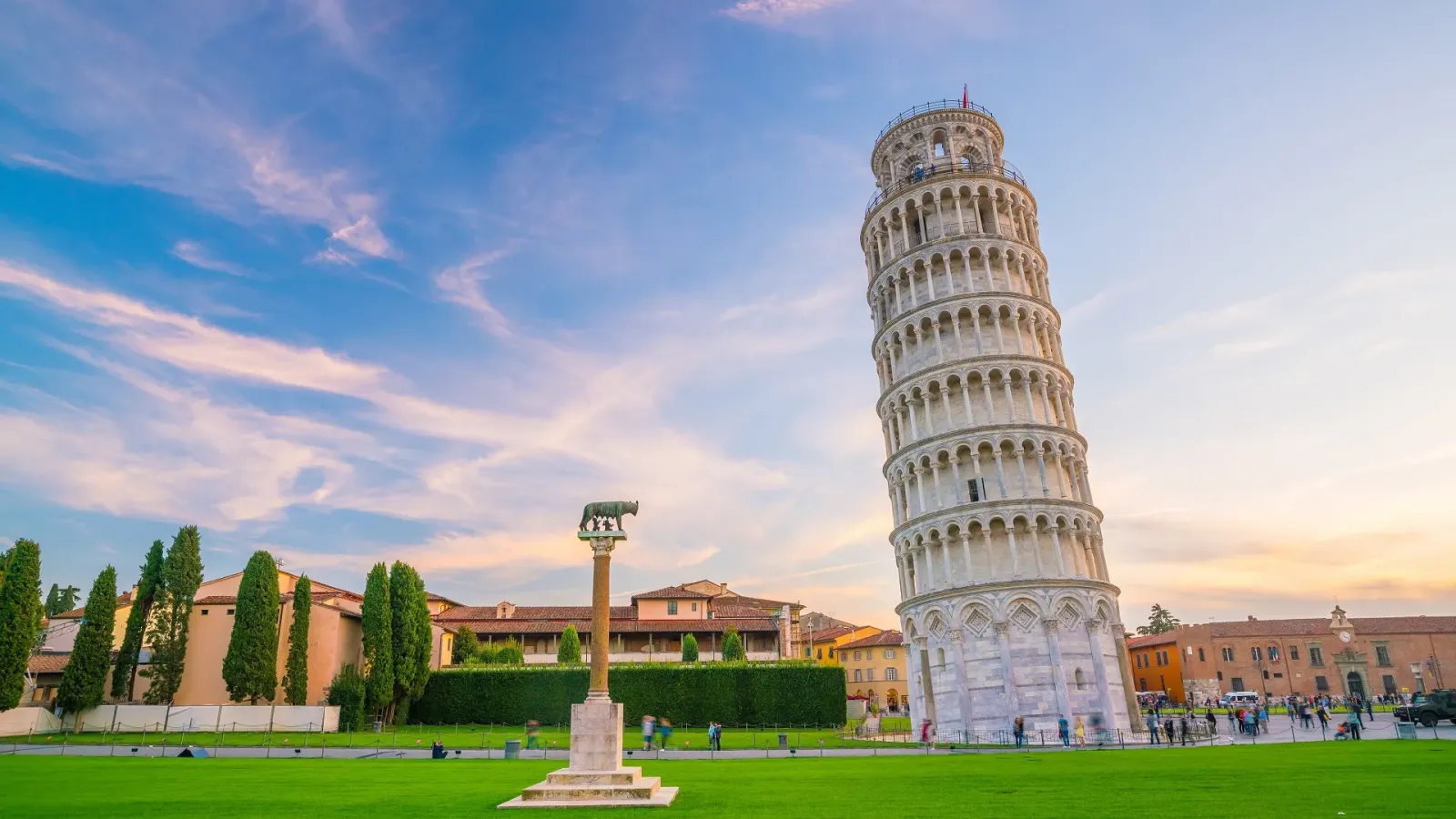Tháp nghiêng Pisa trong quần thể Piazza del Duomo tại Pisa, Ý