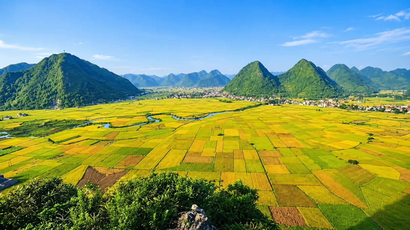 Thung lũng Bắc Sơn vào mùa lúa chín nhìn từ trên cao