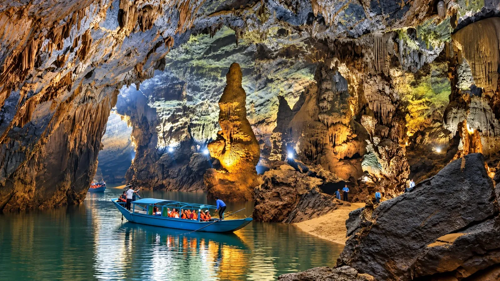 Thuyền chở du khách trên dòng sông ngầm bên trong Động Phong Nha