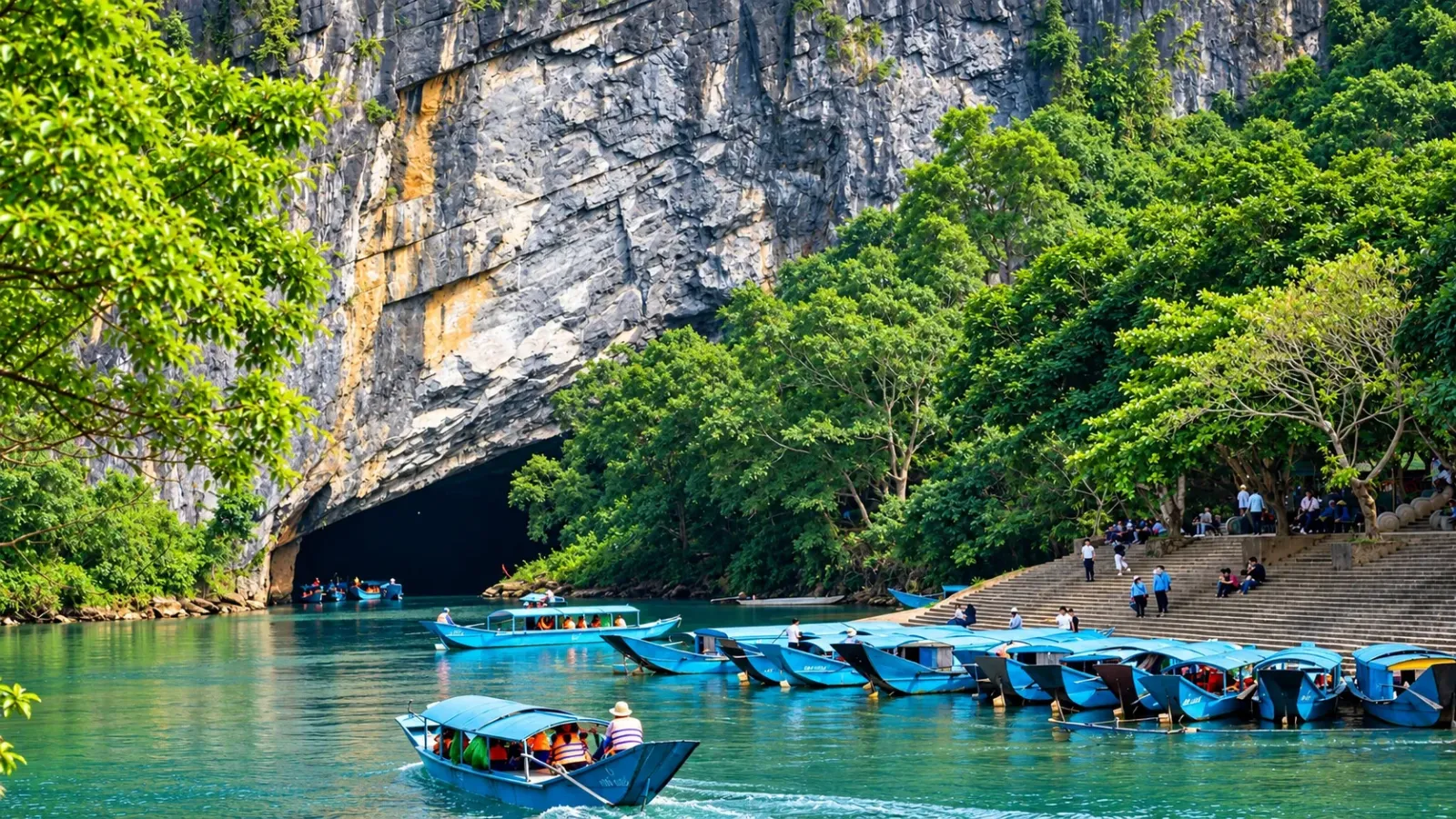 Thuyền chở khách tham quan trên sông Son trước cửa động Phong Nha