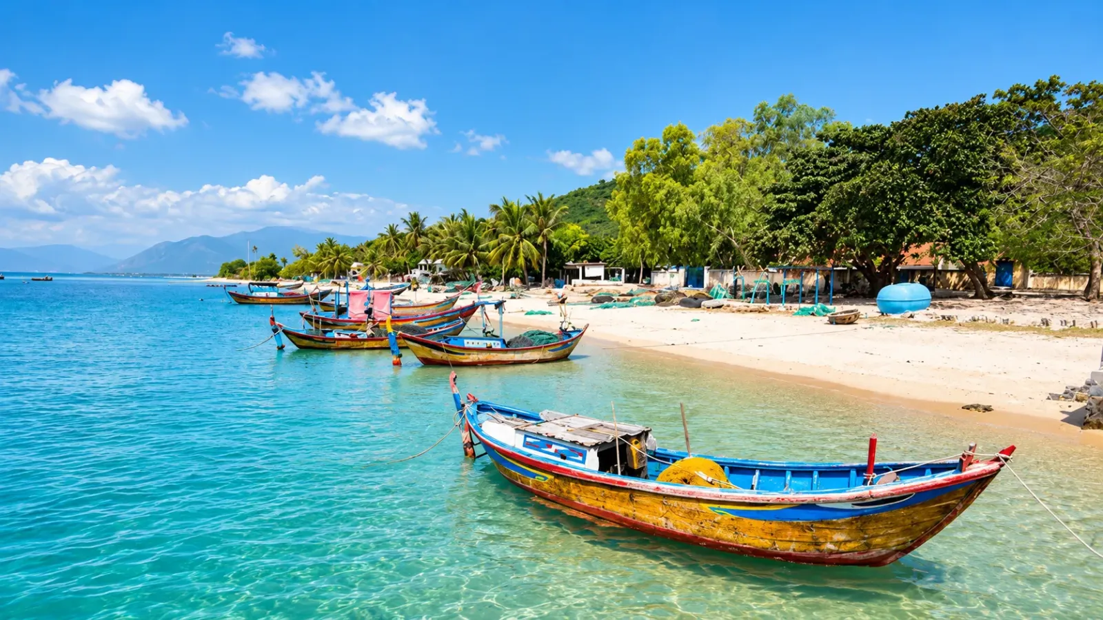 Thuyền đánh cá và khung cảnh sinh hoạt làng chài tại đảo Điệp Sơn