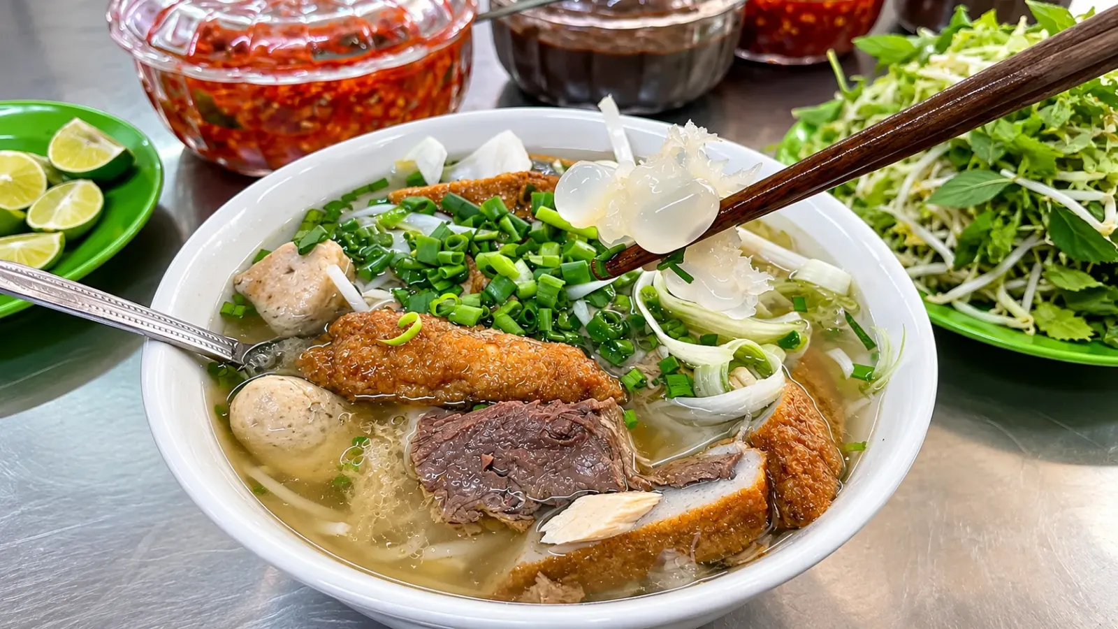 Tô bún cá Nha Trang với chả cá, sứa và rau ăn kèm
