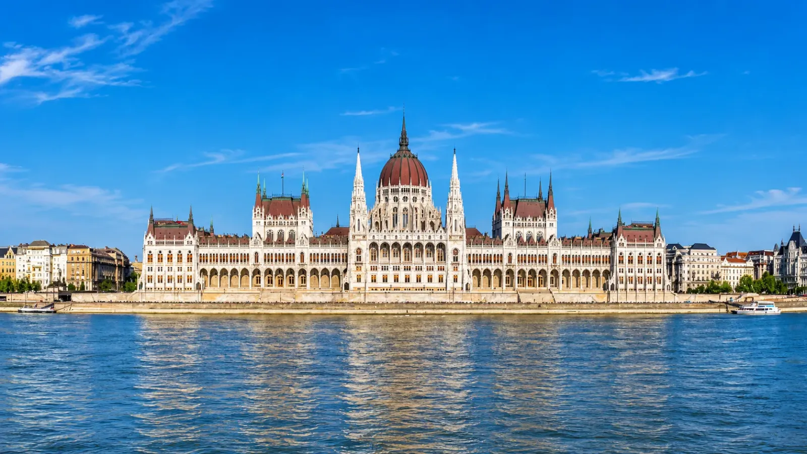 Tòa nhà Quốc hội Hungary bên sông Danube tại thủ đô Budapest