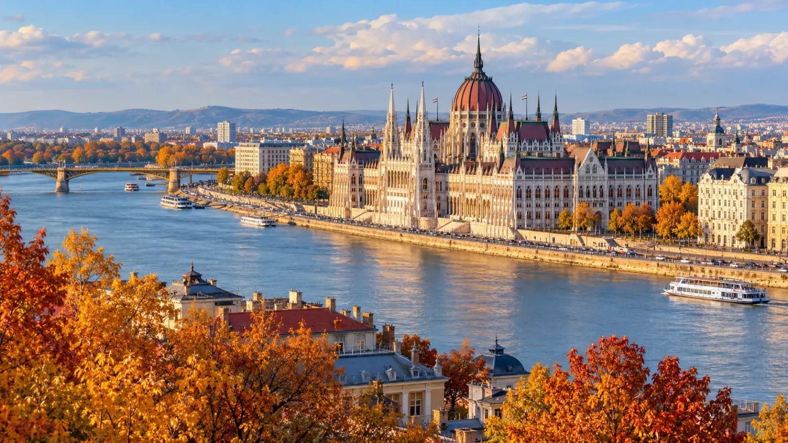 Tòa nhà Quốc hội Hungary và dòng sông Danube tại Budapest trong khung cảnh mùa thu