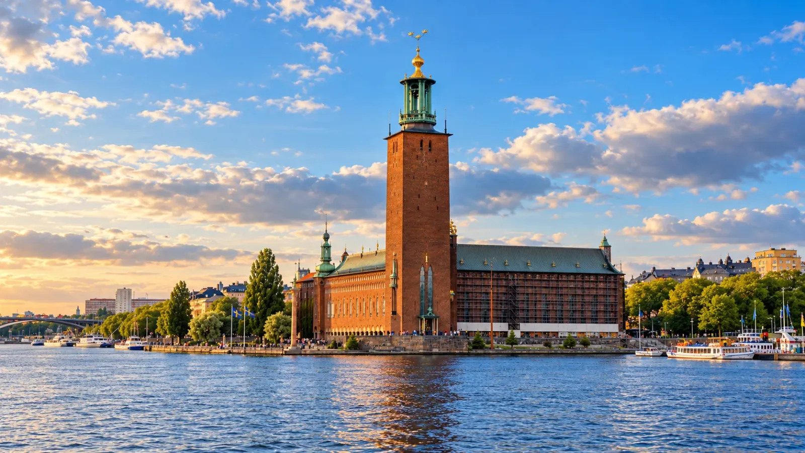 Tòa thị chính Stockholm với tháp gạch đỏ bên bờ nước vào chiều tối