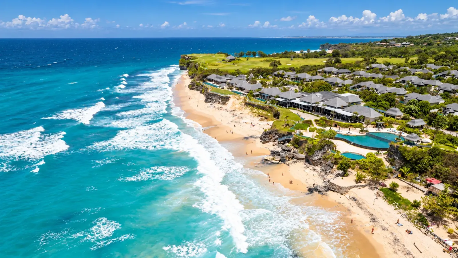 Toàn cảnh bãi biển Dreamland ở nam Bali với bờ cát và những vách đá ven biển