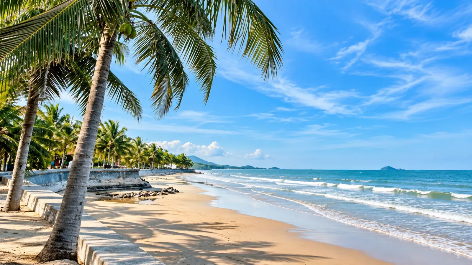 Toàn cảnh bãi biển Hải Tiến với dải cát trải dài tại Thanh Hóa.