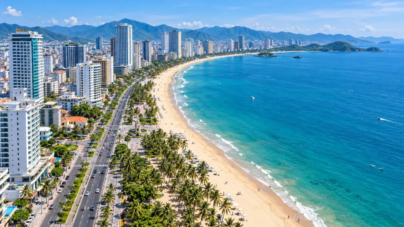 Toàn cảnh bãi biển Trần Phú và dải đô thị ven biển Nha Trang nhìn từ trên cao.