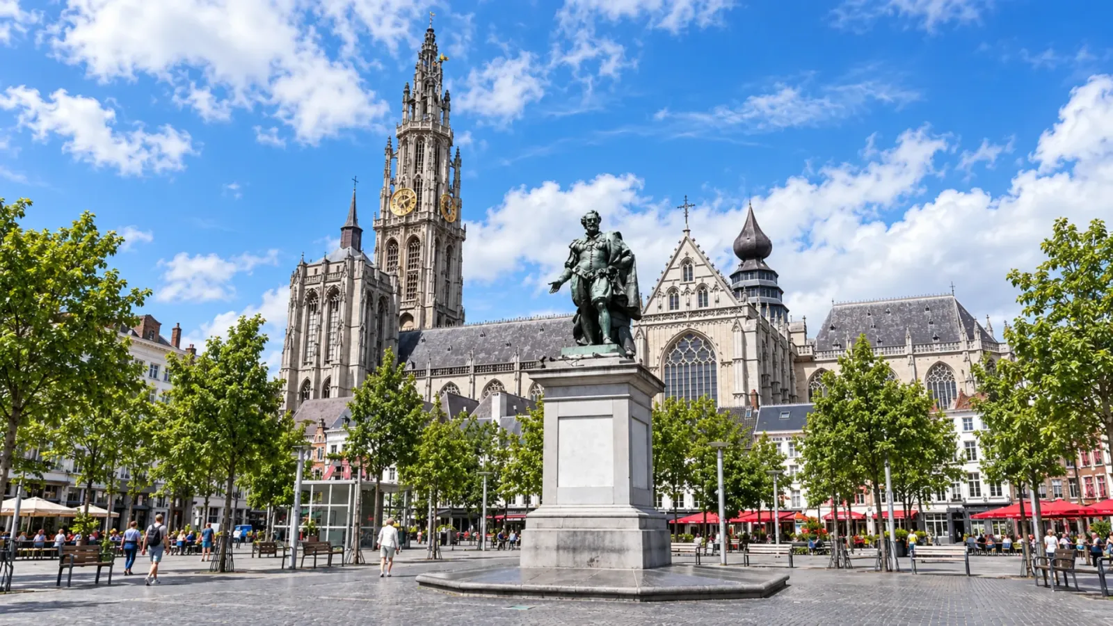Toàn cảnh bên ngoài Nhà thờ Đức Bà Antwerp với kiến trúc Gothic và tháp cao