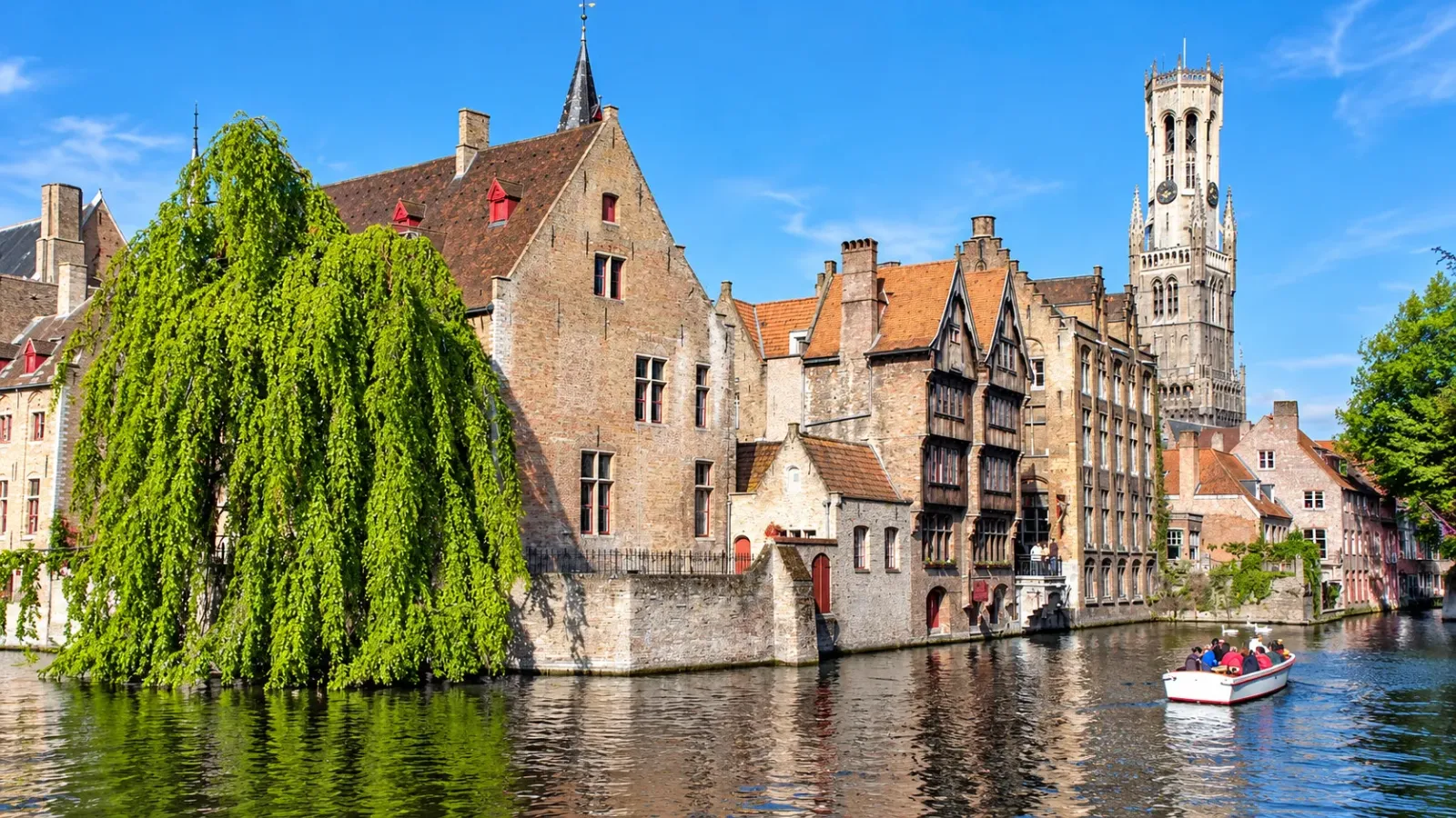 Toàn cảnh bến Rozenhoedkaai với kênh đào và những ngôi nhà cổ tại Bruges, Bỉ